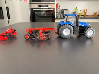 Tractor New Holland SIKU con aperos