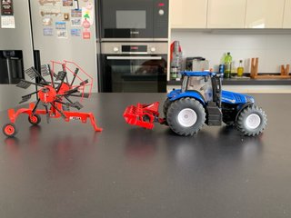 Tractor New Holland SIKU con aperos
