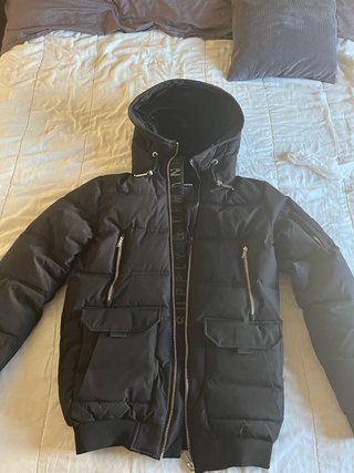 Chaqueta acolchada negra con capucha SUPPLY