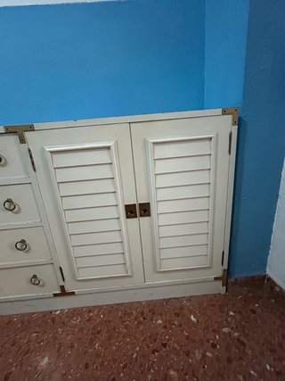 Mueble blanco con cajones y armario