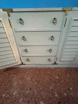 Mueble blanco con cajones y armario