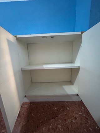 Mueble blanco con cajones y armario