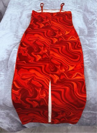 Vestido de verano naranja y marrón