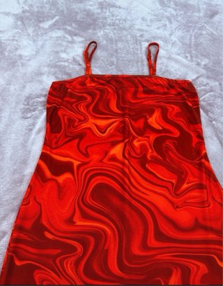 Vestido de verano naranja y marrón