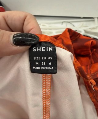 Vestido de verano naranja y marrón