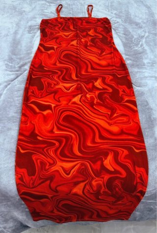 Vestido de verano naranja y marrón