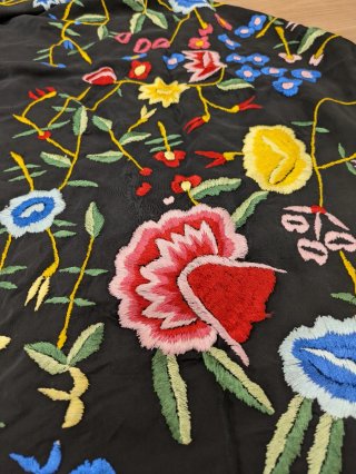 Mantón de Manila bordado negro multicolor