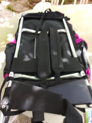 Mochila de Montañismo Negra y Rosa