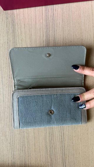 Cartera vaquera con cremalleras y tachuelas