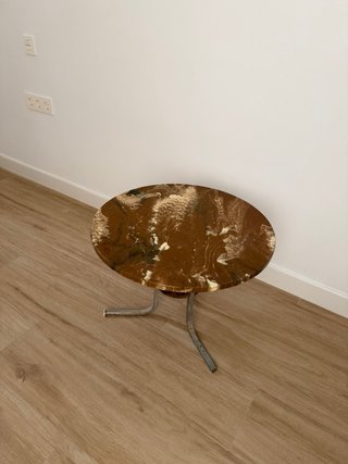 Mesa auxiliar vintage efecto mármol y metal