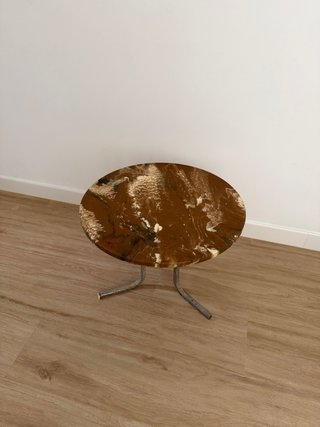 Mesa auxiliar vintage efecto mármol y metal