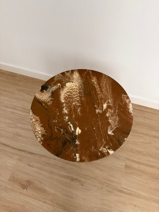 Mesa auxiliar vintage efecto mármol y metal