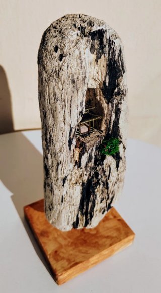 Tempio orientale su legno di mare