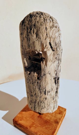 Tempio orientale su legno di mare