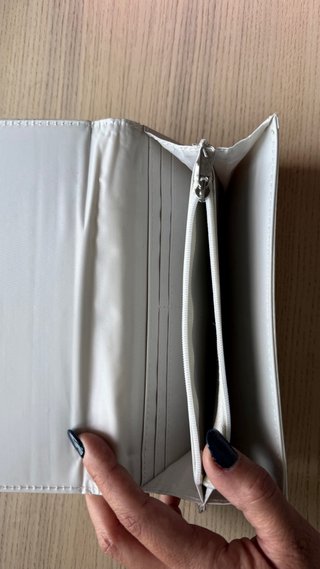 Cartera de mano gris y blanca
