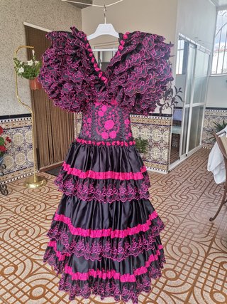 Traje de flamenca negro y rosa