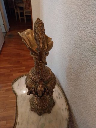 Jarrón y lámpara de metal dorado
