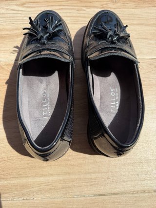 Mocasines negros acharolados con flecos