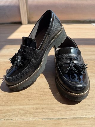 Mocasines negros acharolados con flecos