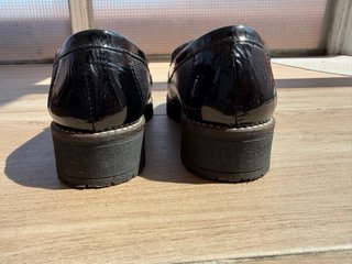 Mocasines negros acharolados con flecos
