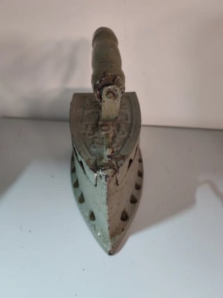 Antico ferro da stiro in ghisa