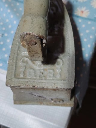 Antico ferro da stiro in ghisa