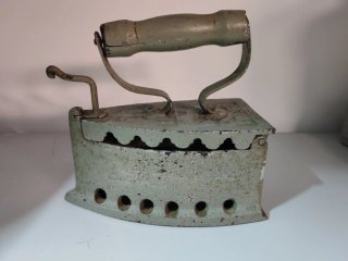 Antico ferro da stiro in ghisa