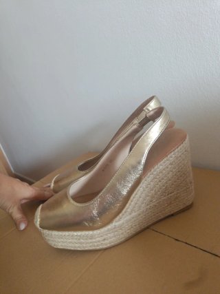 Zapatos de cuña dorados peep toe