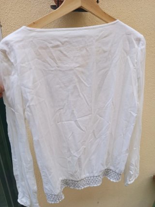 Camisa blanca con volantes