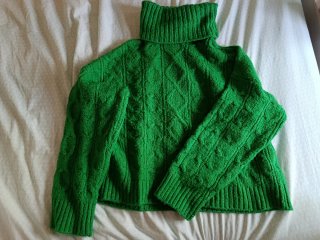 Jersey verde cuello alto trenzado