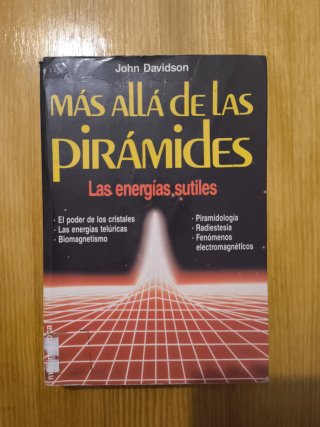 LOTE DE LIBROS SOBRE PIRÁMIDES Y MAGIA