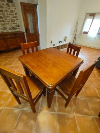Mesa de comedor extensible de madera con 4 sillas