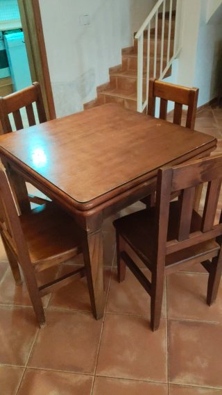 Mesa de comedor extensible de madera con 4 sillas