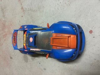 Caja de juguetes: excavadora, coches y más