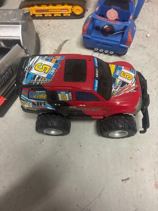 Caja de juguetes: excavadora, coches y más