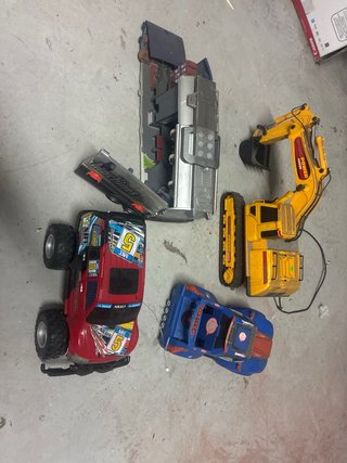 Caja de juguetes: excavadora, coches y más