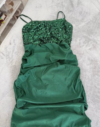 Vestido de fiesta verde con pedrería