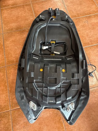 Asiento TMAX con botón off/lock