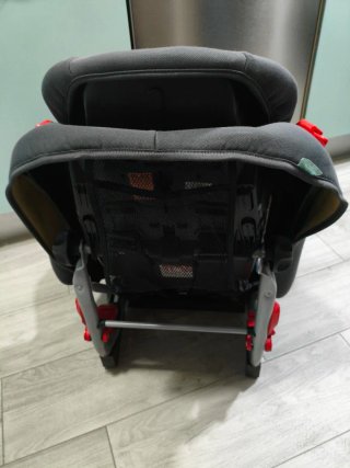 Sillita de coche gris con Mickey Mouse
