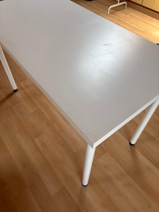 Mesa blanca con patas metálicas