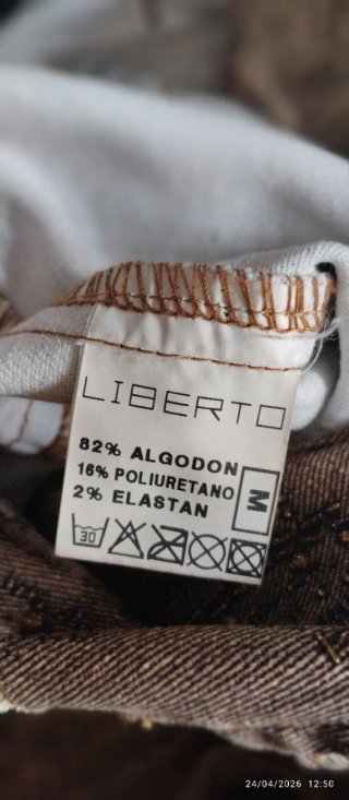 Traje de chaqueta marrón y dorado