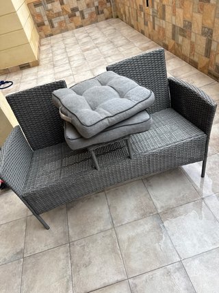 Doble sillón con mesa portavasos