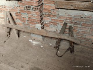 Yugo y dos balanzas antiguas