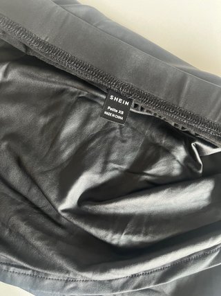 Falda negra tiro alto efecto cuero