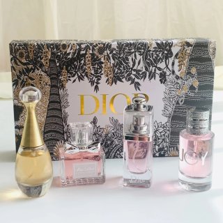 Estuche de perfumes nuevos en caja