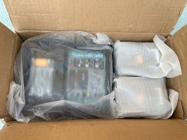 13 baterías Makita 18V 8Ah y 6Ah + cargador DC18RC