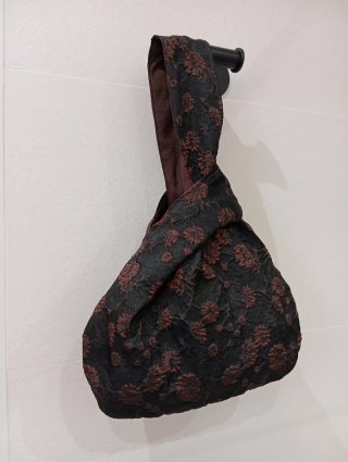 Bolso negro brocado floral marrón
