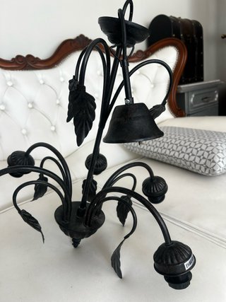 Lámpara de techo metal negra.