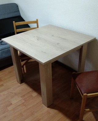 Mesa de salón 90x90. De regalo las dos sillas