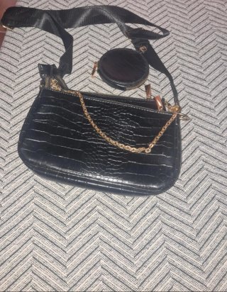 Bolso negro con monedero y correa ajustable